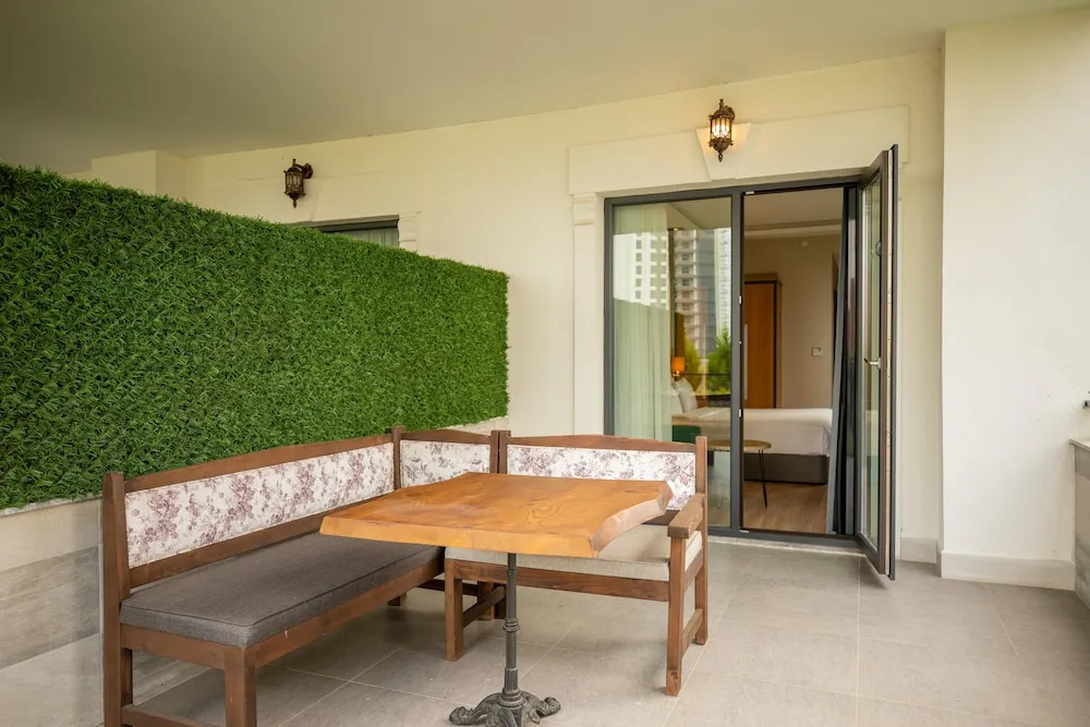 Süit, 1 En Büyük (King) Boy Yatak, Sigara İçilebilir, Balkon