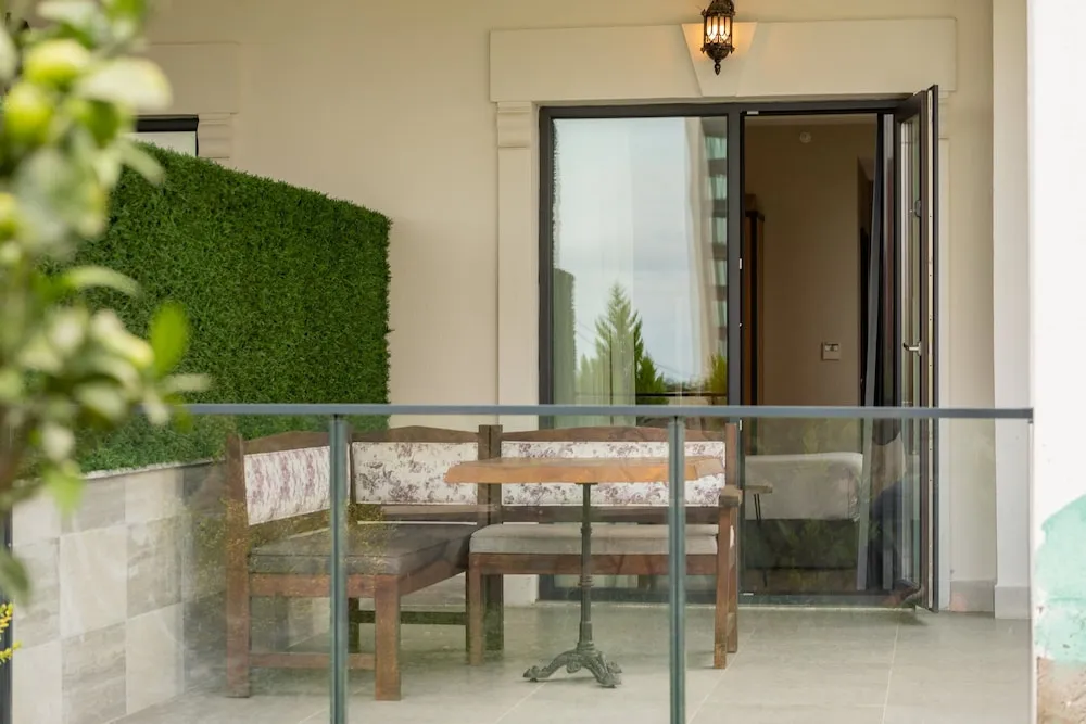 Süit, 1 En Büyük (King) Boy Yatak, Sigara İçilebilir, Balkon