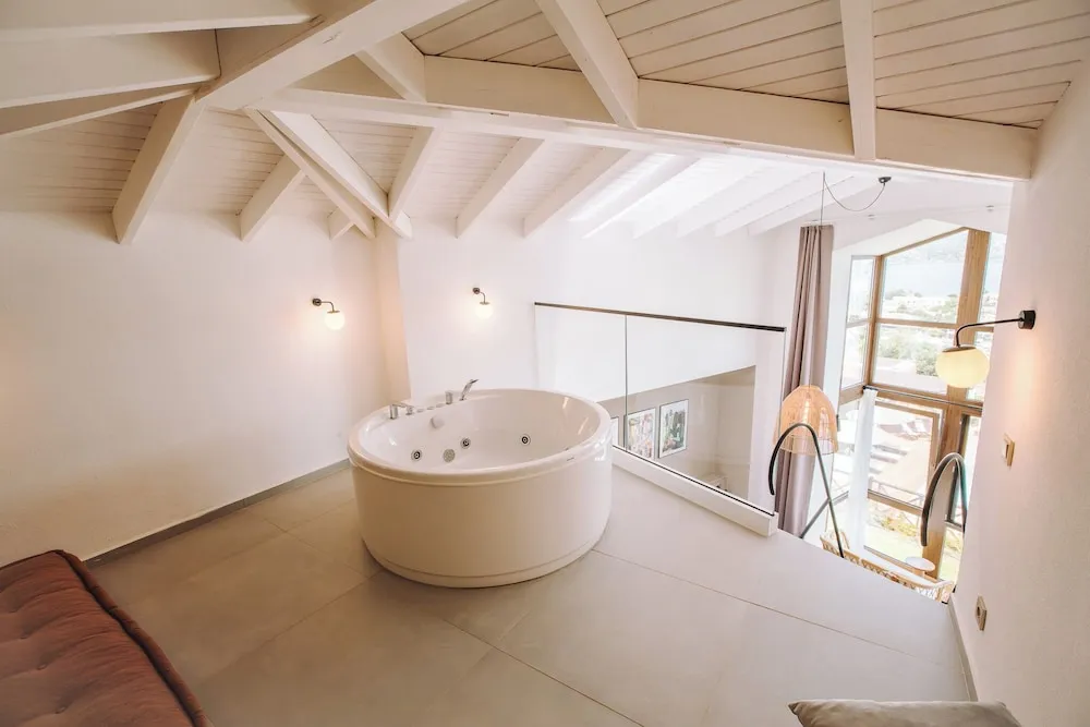 Loft Room with Jacuzzi - Deniz Manzaralı - Jakuzili