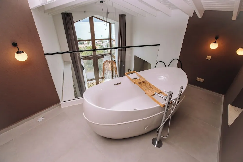 Loft Room with Bathtub - Deniz Manzaralı - Küvetli