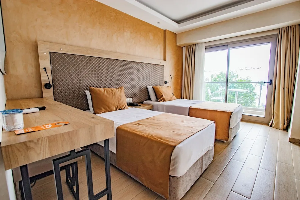 Comfort Tek Büyük veya İki Ayrı Yataklı Oda, Balkon, Deniz Manzaralı