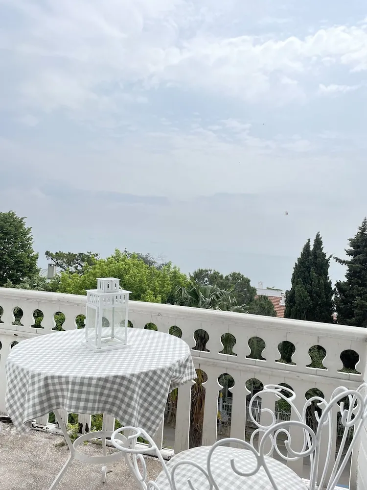 Deniz Manzarali Balkonlu Oda