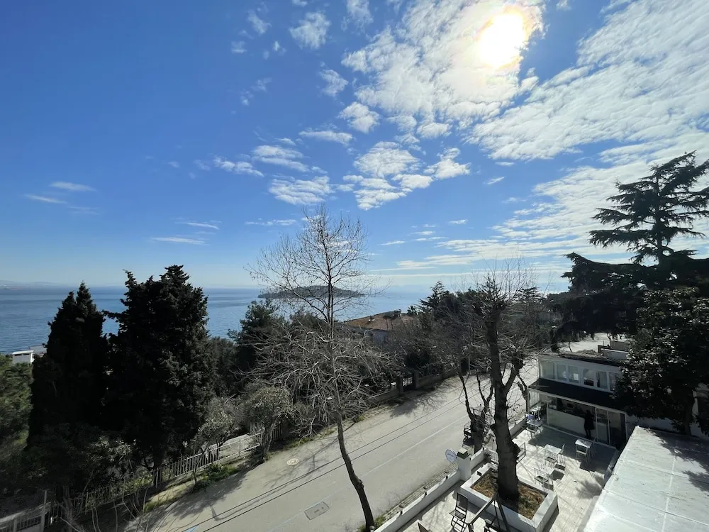 Deniz Manzarali Fransiz Balkonlu Oda
