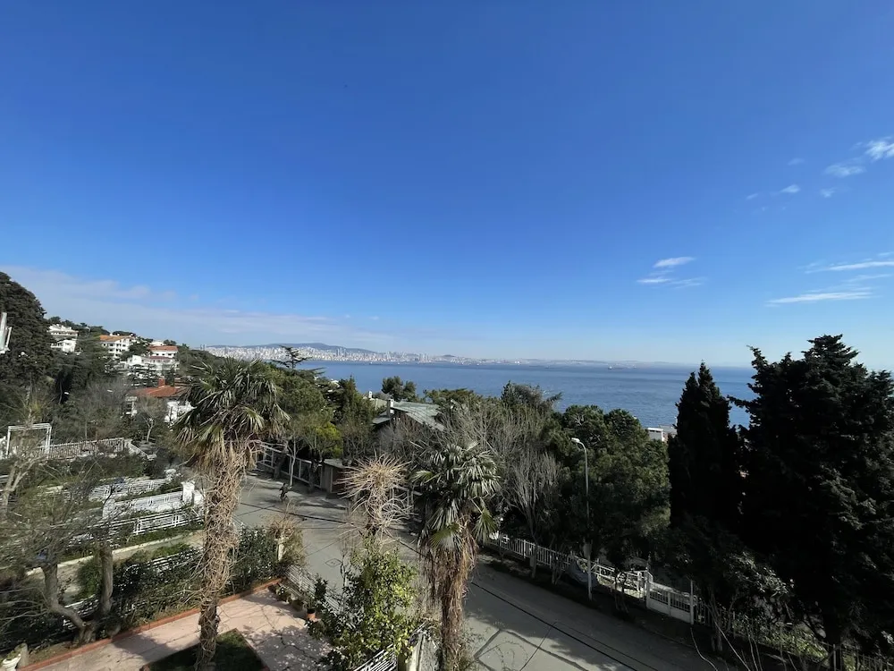 Deniz Manzarali Fransiz Balkonlu Oda