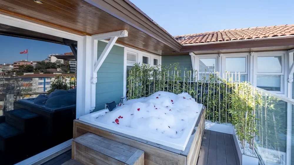 Penthouse Suite Room with Sea View and Private Jacuzzi