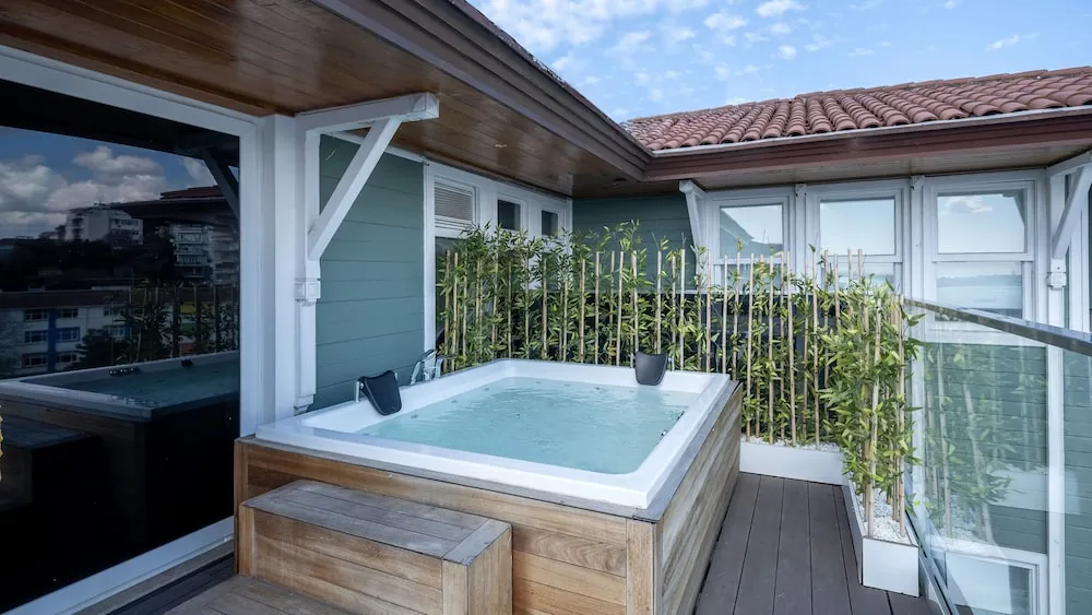 Penthouse Suite Room with Sea View and Private Jacuzzi