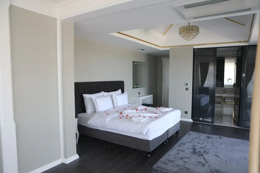 Penthouse Suite Room with Sea View and Private Jacuzzi