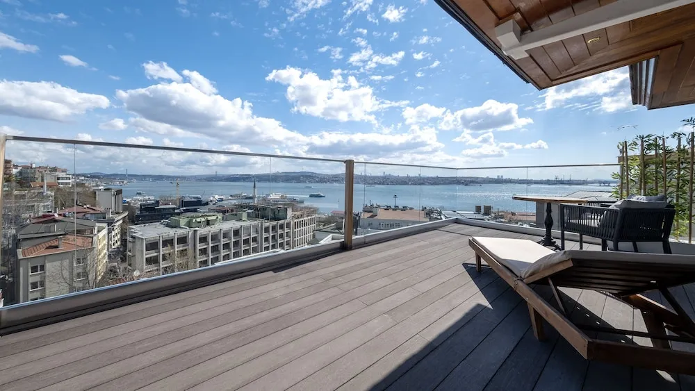 Penthouse Suite Room with Sea View and Private Jacuzzi