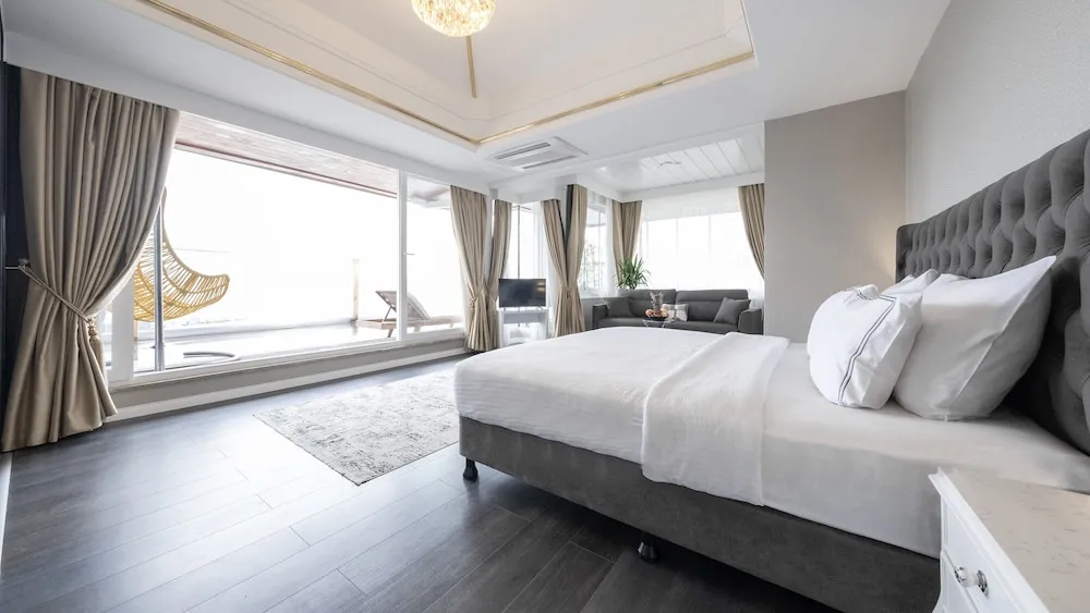 Penthouse Suite Room with Sea View and Private Jacuzzi