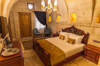 Solo Cave Suites
