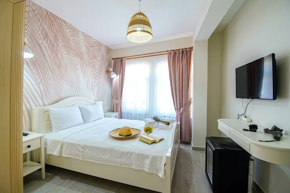 Honeymoon Tek Büyük Yataklı Oda