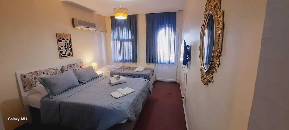 Standard Uc Kisilik Koy Manzarali Oda