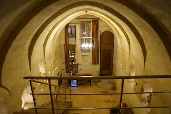 Evanthia Cave Suites