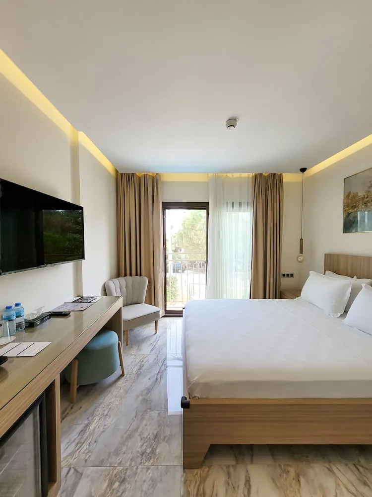 Comfort Oda, 1 Büyük (Queen) Boy Yatak, Sigara İçilmez, Havuz Manzaralı