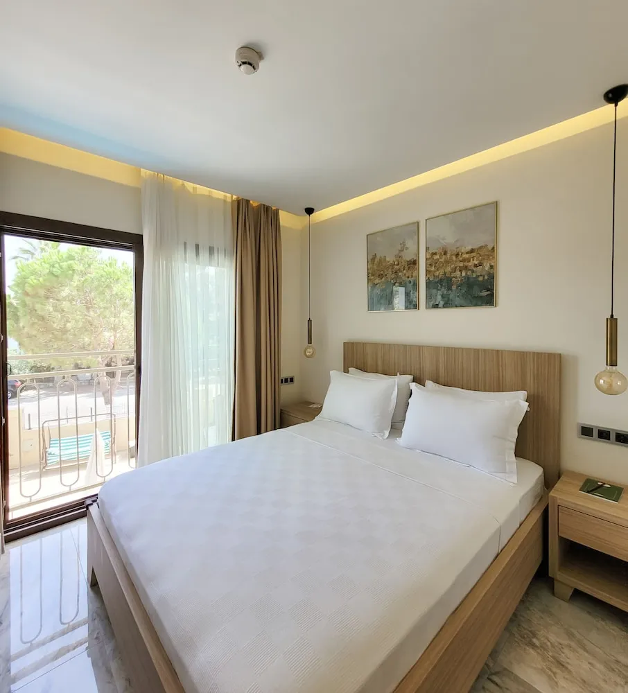 Comfort Oda, 1 Büyük (Queen) Boy Yatak, Sigara İçilmez, Havuz Manzaralı