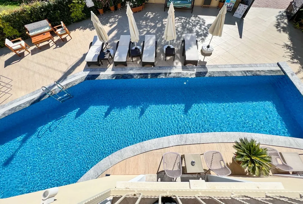 Comfort Oda, 1 Büyük (Queen) Boy Yatak, Sigara İçilmez, Havuz Manzaralı
