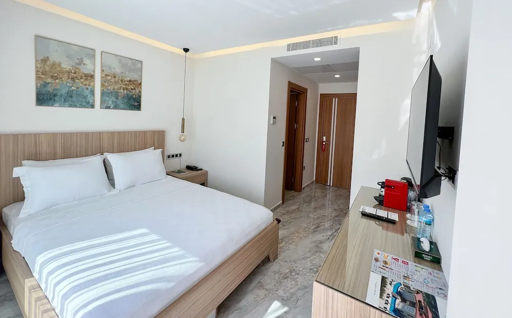 Comfort Oda, 1 Büyük (Queen) Boy Yatak, Sigara İçilmez, Havuz Manzaralı