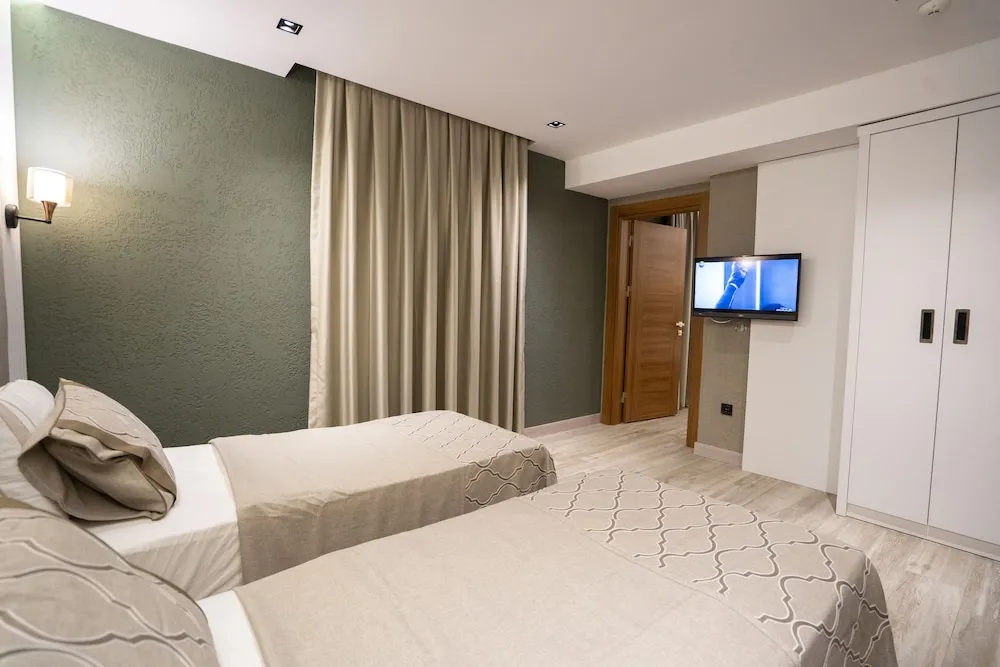 Deluxe Quadruple Room with Jacuzzi
