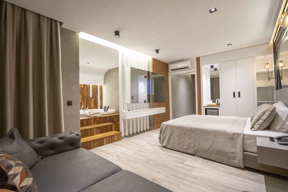 Elegance Deluxe with Jacuzzi