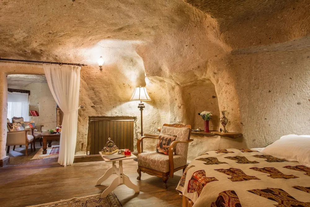 Honeymoon Royal Cave & Pool Suite