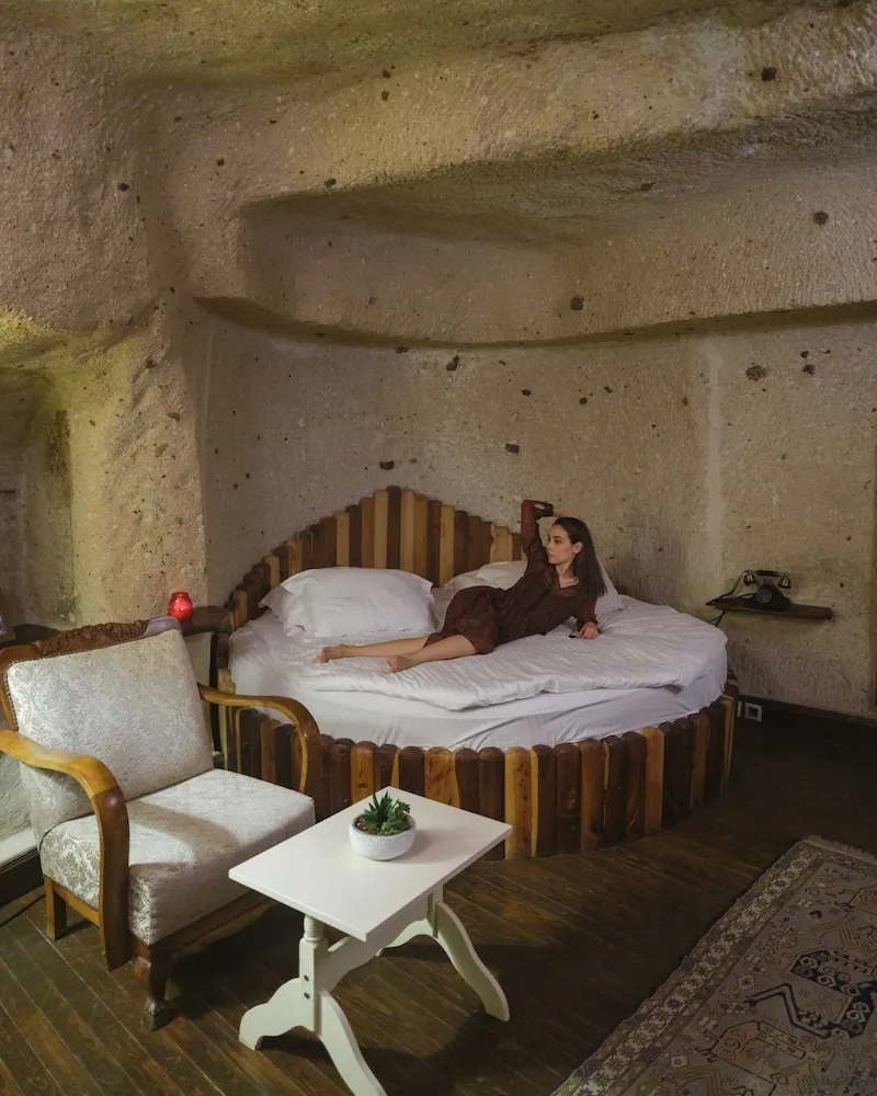 Honeymoon Royal Cave & Pool Suite
