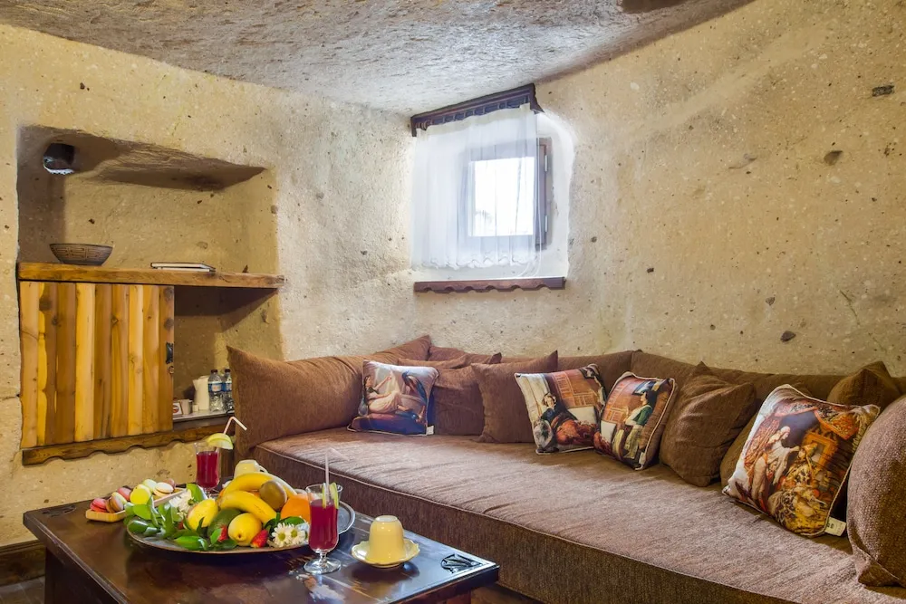 Honeymoon Royal Cave & Pool Suite