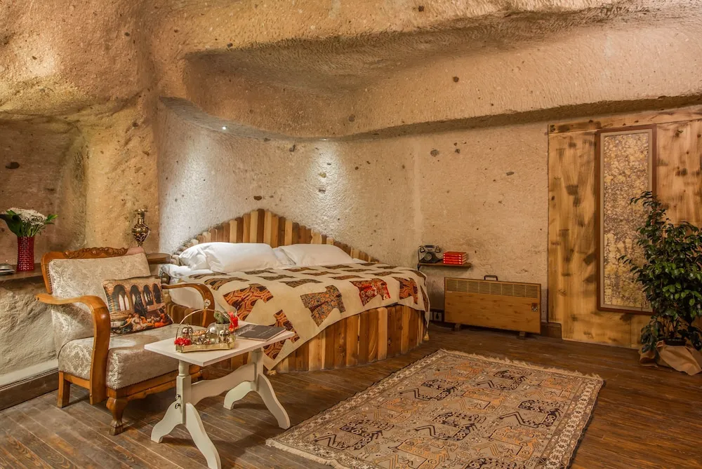 Honeymoon Royal Cave & Pool Suite