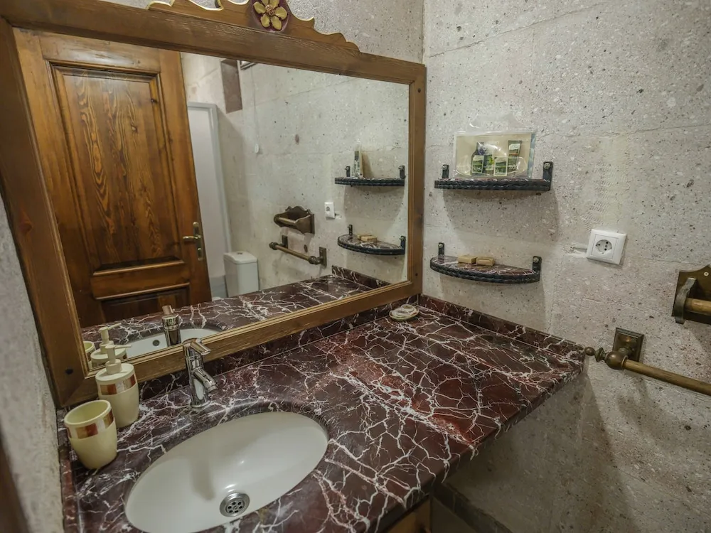 Honeymoon Royal Cave & Pool Suite