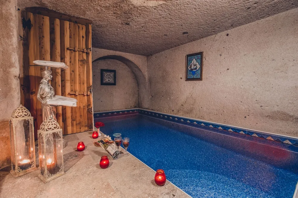 Honeymoon Royal Cave & Pool Suite