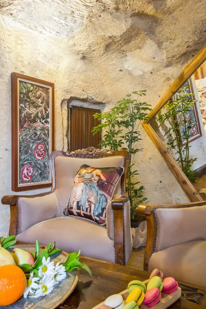 Honeymoon Royal Cave & Pool Suite