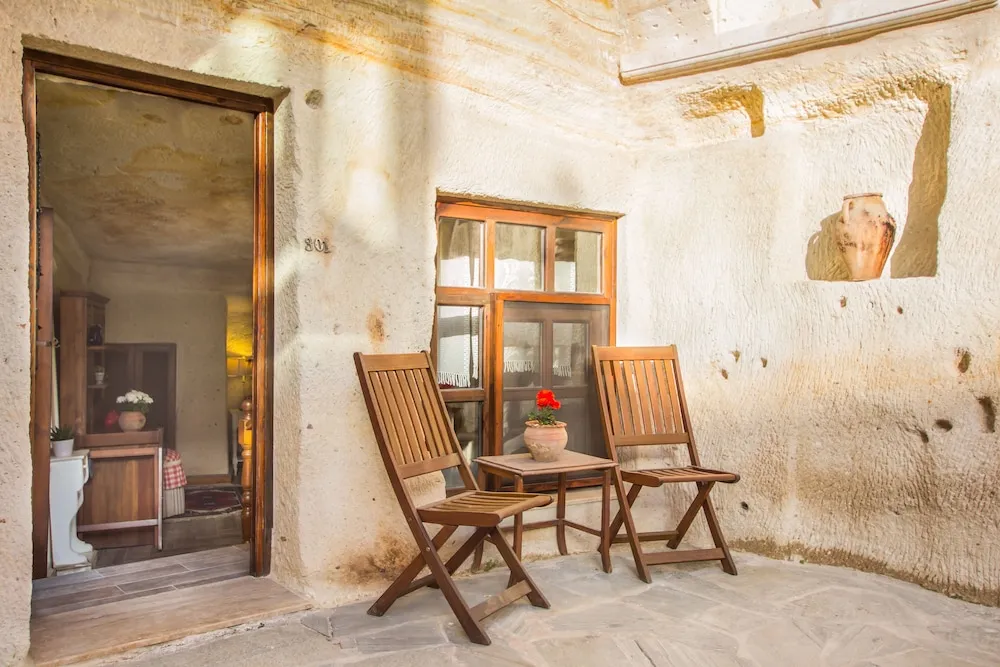 Deluxe Stone Room