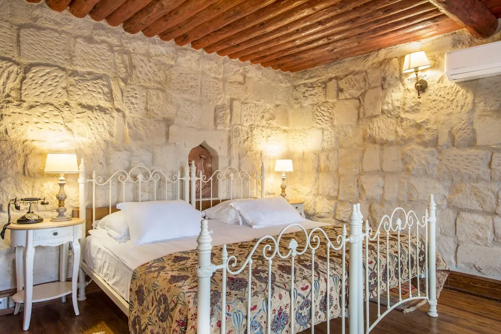 Deluxe Stone Room