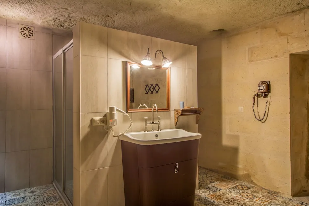 Deluxe Cave Room