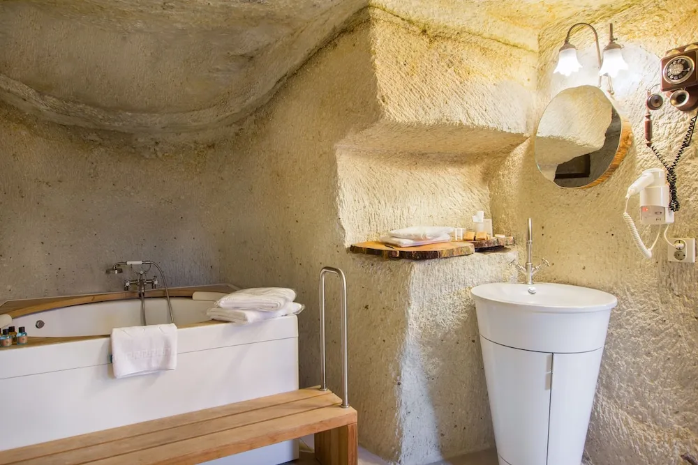 Deluxe Cave Room