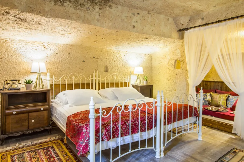Deluxe Cave Room