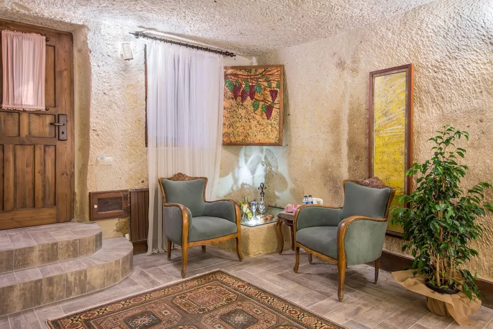 Deluxe Cave Room