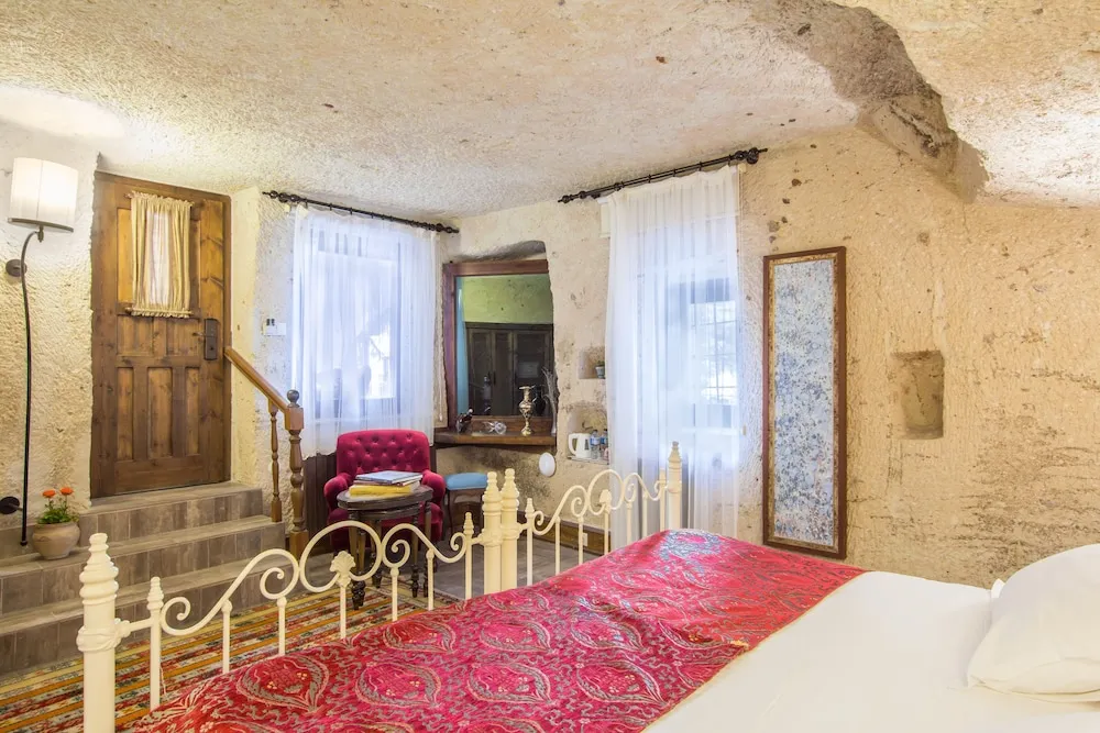 Deluxe Cave Room