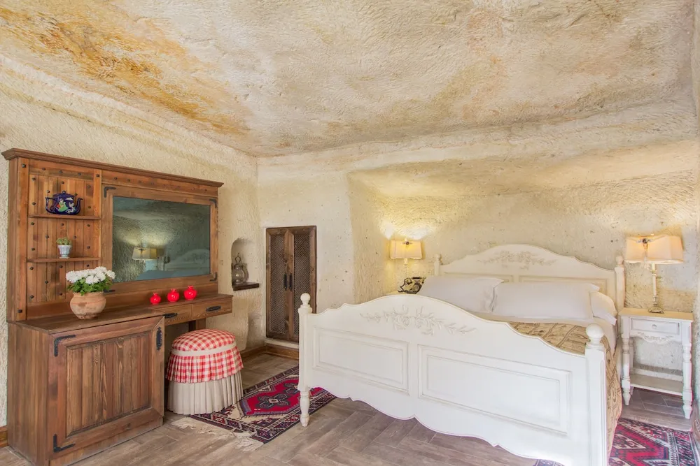 Deluxe Cave Room
