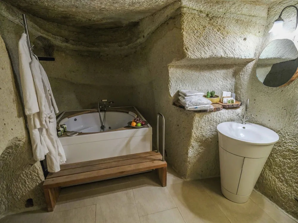 Deluxe Cave Room