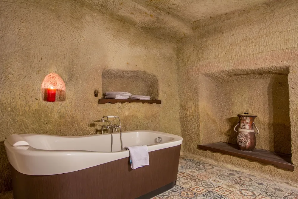Deluxe Cave Room