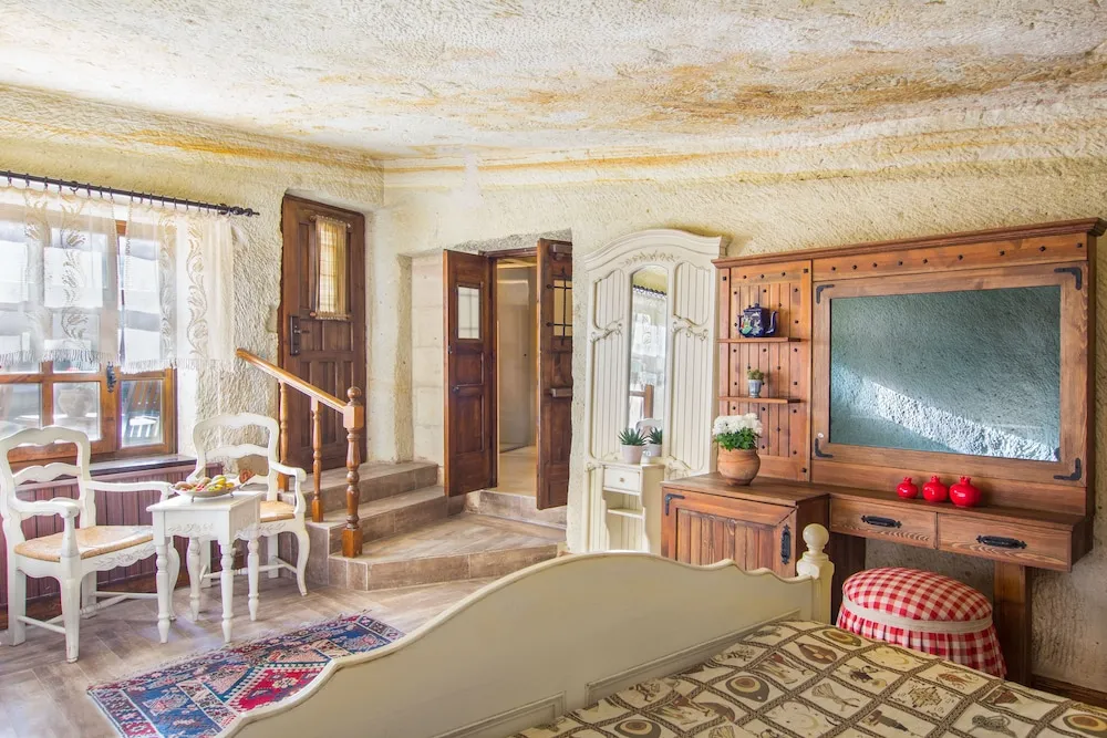 Deluxe Cave Room