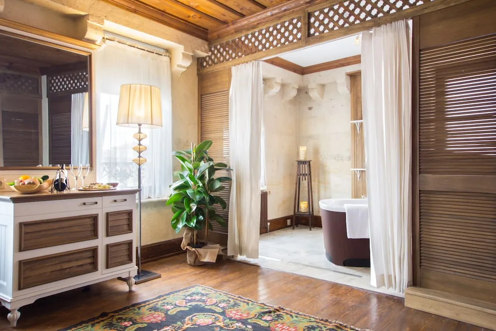 King Stone or Cave Suite