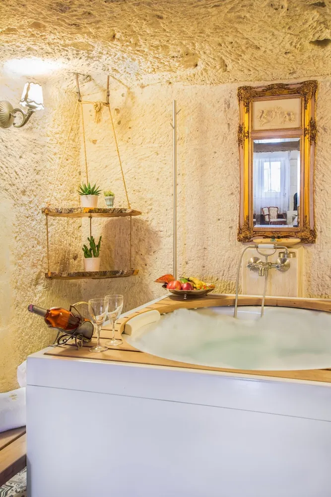King Stone or Cave Suite