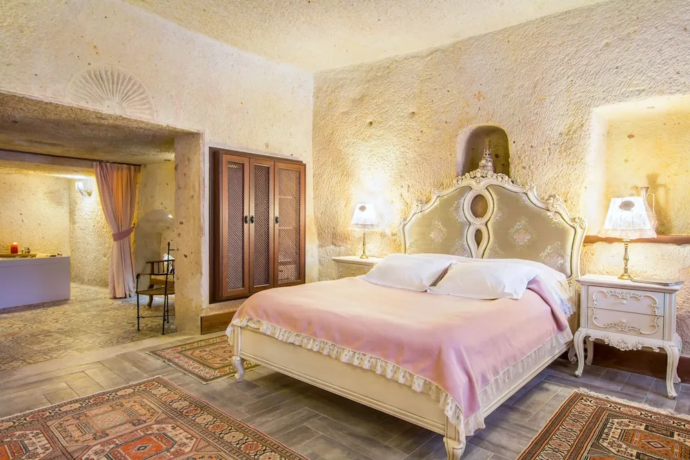 King Stone or Cave Suite