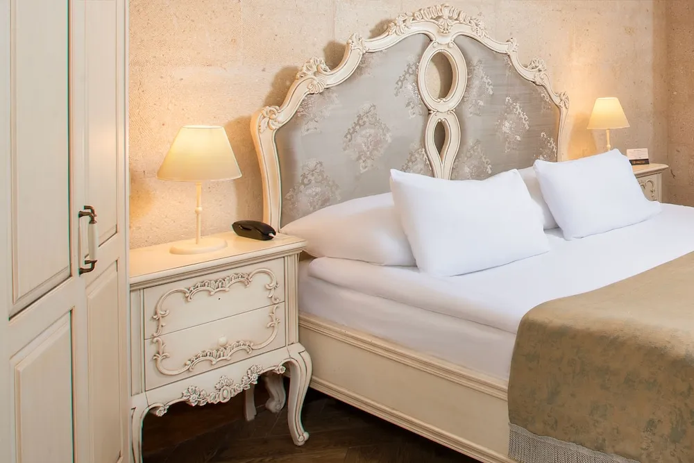 King Stone or Cave Suite