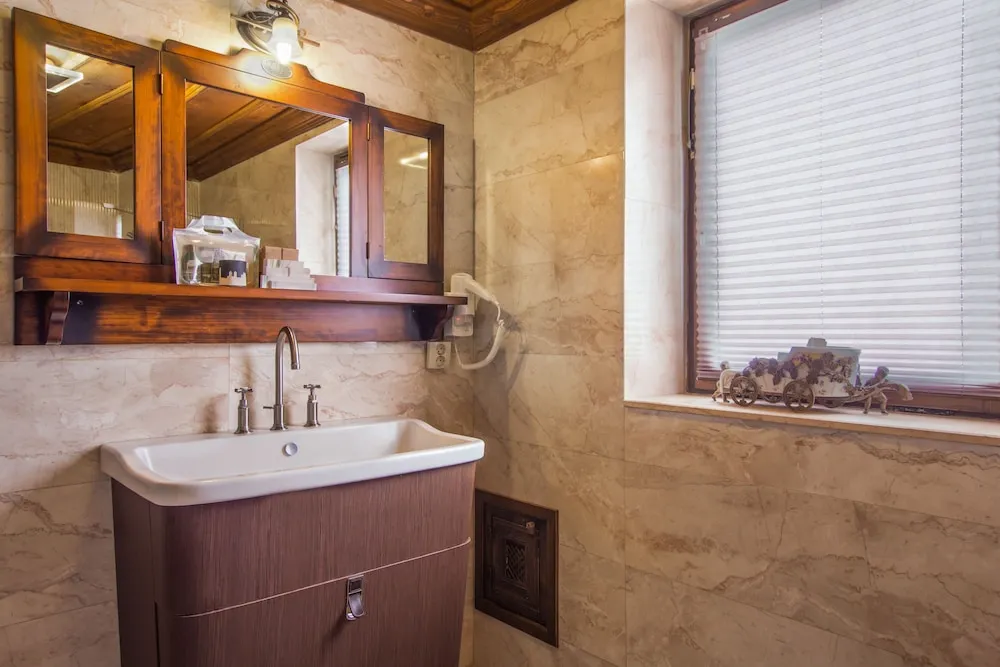 King Stone or Cave Suite