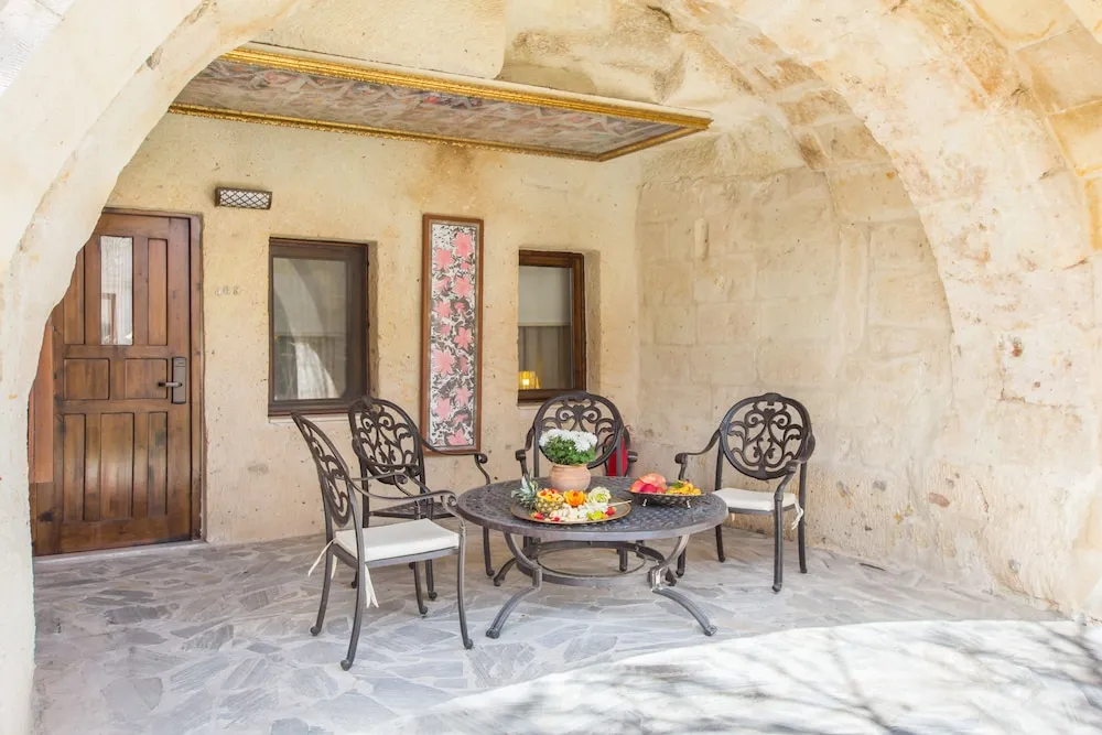 King Stone or Cave Suite