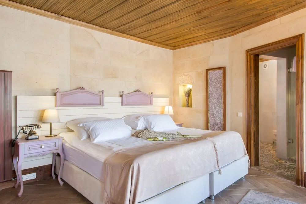 King Stone or Cave Suite