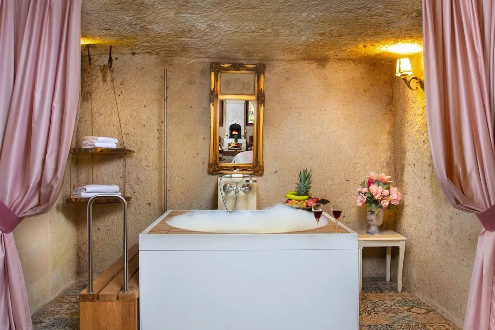 King Stone or Cave Suite