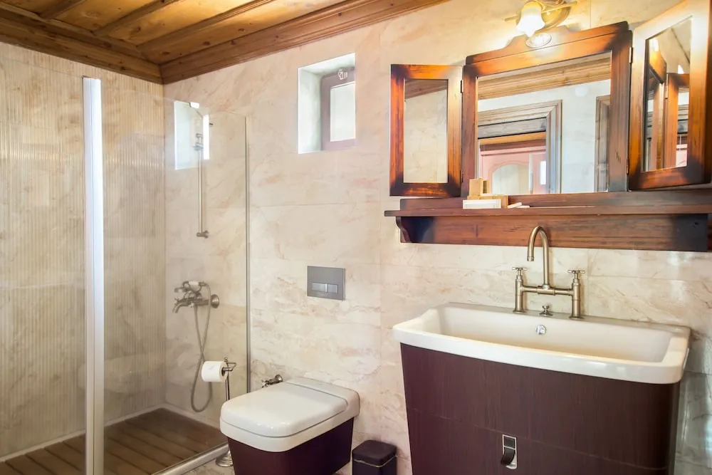 King Stone or Cave Suite